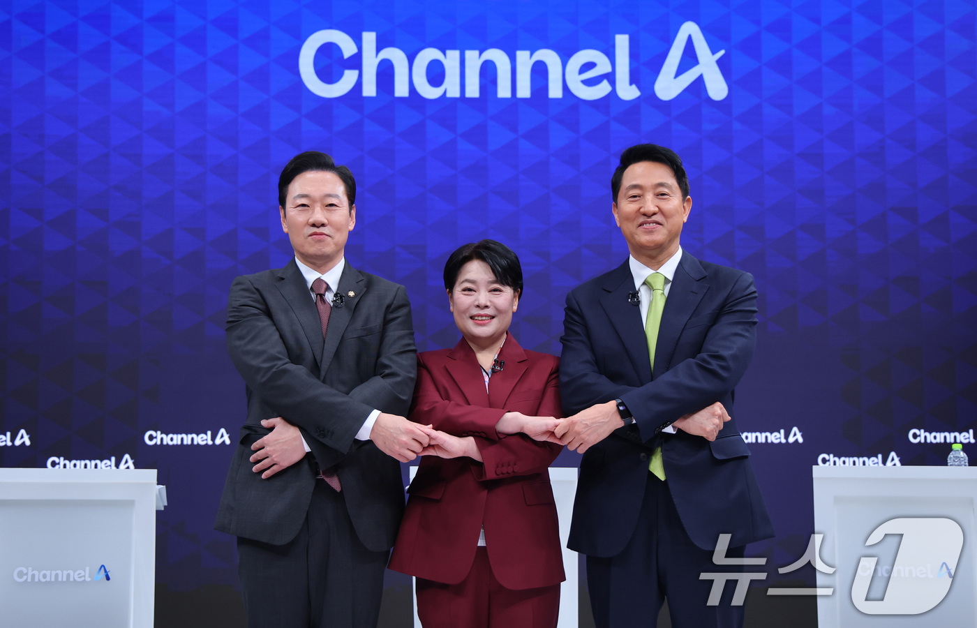 (서울=뉴스1) 국회사진기자단 = 박수민 의원(왼쪽부터), 윤희숙 전 의원, 오세훈 서울시장이 10일 오후 서울 종로구 채널A 스튜디오에서 열린 국민의힘 서울시장 후보 제2차 TV …