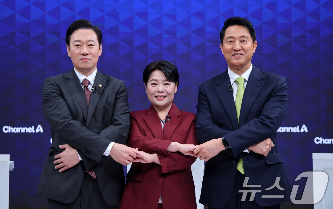 (서울=뉴스1) 국회사진기자단 = 박수민 의원(왼쪽부터), 윤희숙 전 의원, 오세훈 서울시장이 10일 오후 서울 종로구 채널A 스튜디오에서 열린 국민의힘 서울시장 후보 제2차 TV …