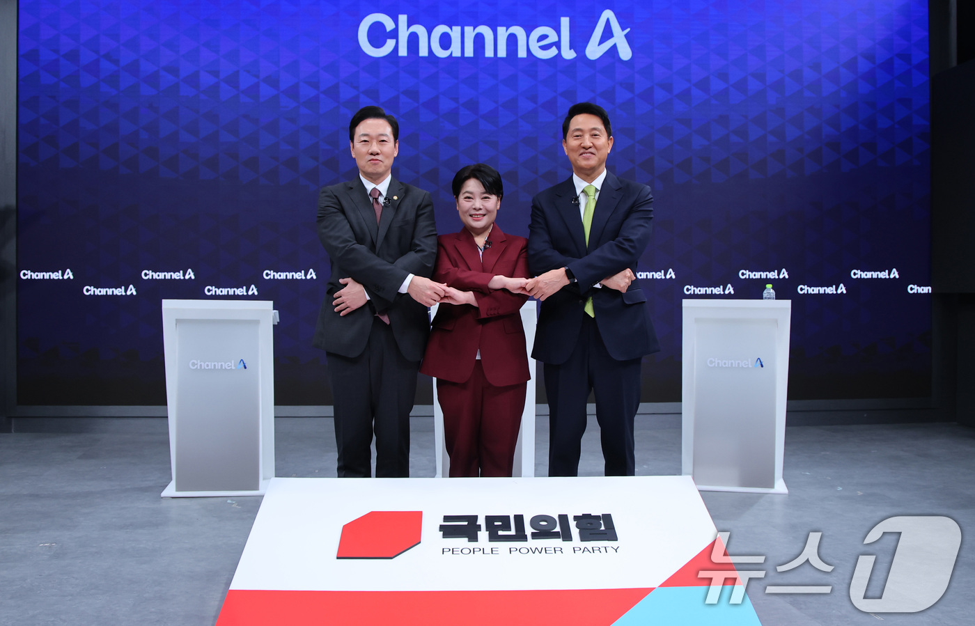 (서울=뉴스1) 국회사진기자단 = 박수민 의원(왼쪽부터), 윤희숙 전 의원, 오세훈 서울시장이 10일 오후 서울 종로구 채널A 스튜디오에서 열린 국민의힘 서울시장 후보 제2차 TV …