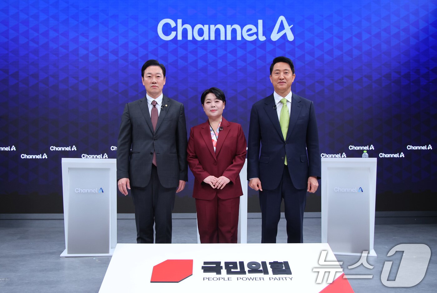 본문 이미지 - 박수민 의원(왼쪽부터), 윤희숙 전 의원, 오세훈 서울시장이 10일 오후 서울 종로구 채널A 스튜디오에서 열린 국민의힘 서울시장 후보 제2차 TV 토론회에 참석해 포즈를 취하고 있다. 2026.4.10 ⓒ 뉴스1 국회사진기자단