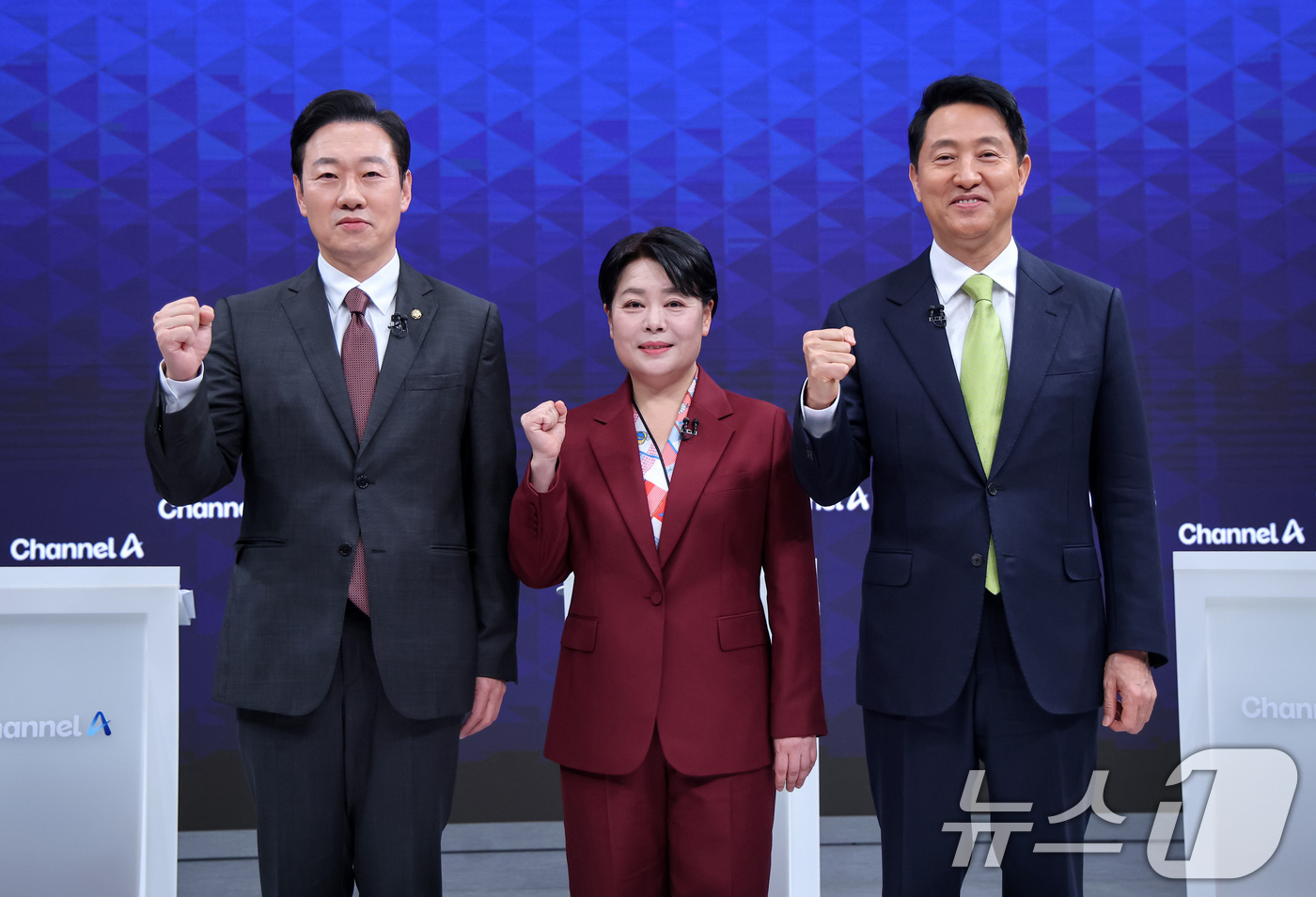 (서울=뉴스1) 국회사진기자단 = 박수민 의원(왼쪽부터), 윤희숙 전 의원, 오세훈 서울시장이 10일 오후 서울 종로구 채널A 스튜디오에서 열린 국민의힘 서울시장 후보 제2차 TV …