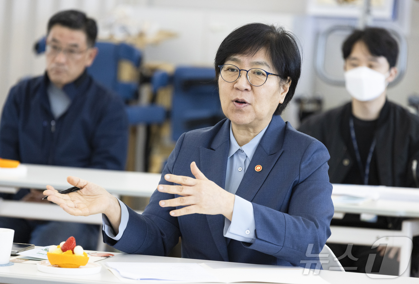 (서울=뉴스1) = 정은경 보건복지부 장관이 10일 오후 서울 용산구 중증장애인 거주시설 영락 애니아의 집에서 시설 종사자들과 현장 간담회를 하고 있다. (보건복지부 제공. 재판매 …