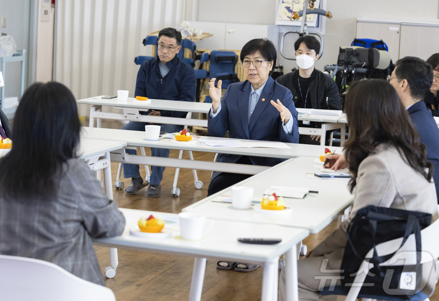 (서울=뉴스1) = 정은경 보건복지부 장관이 10일 오후 서울 용산구 중증장애인 거주시설 영락 애니아의 집에서 시설 종사자들과 현장 간담회를 하고 있다. (보건복지부 제공. 재판매 …