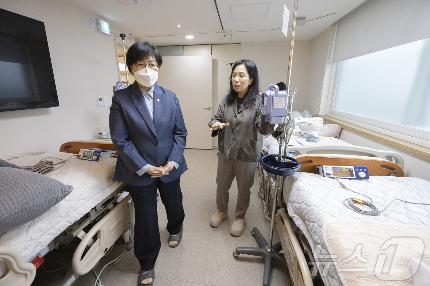 (서울=뉴스1) = 정은경 보건복지부 장관이 10일 오후 서울 용산구 중증장애인 거주시설 영락 애니아의 집을 방문해 시설 점검을 하고 있다. (보건복지부 제공. 재판매 및 DB 금 …