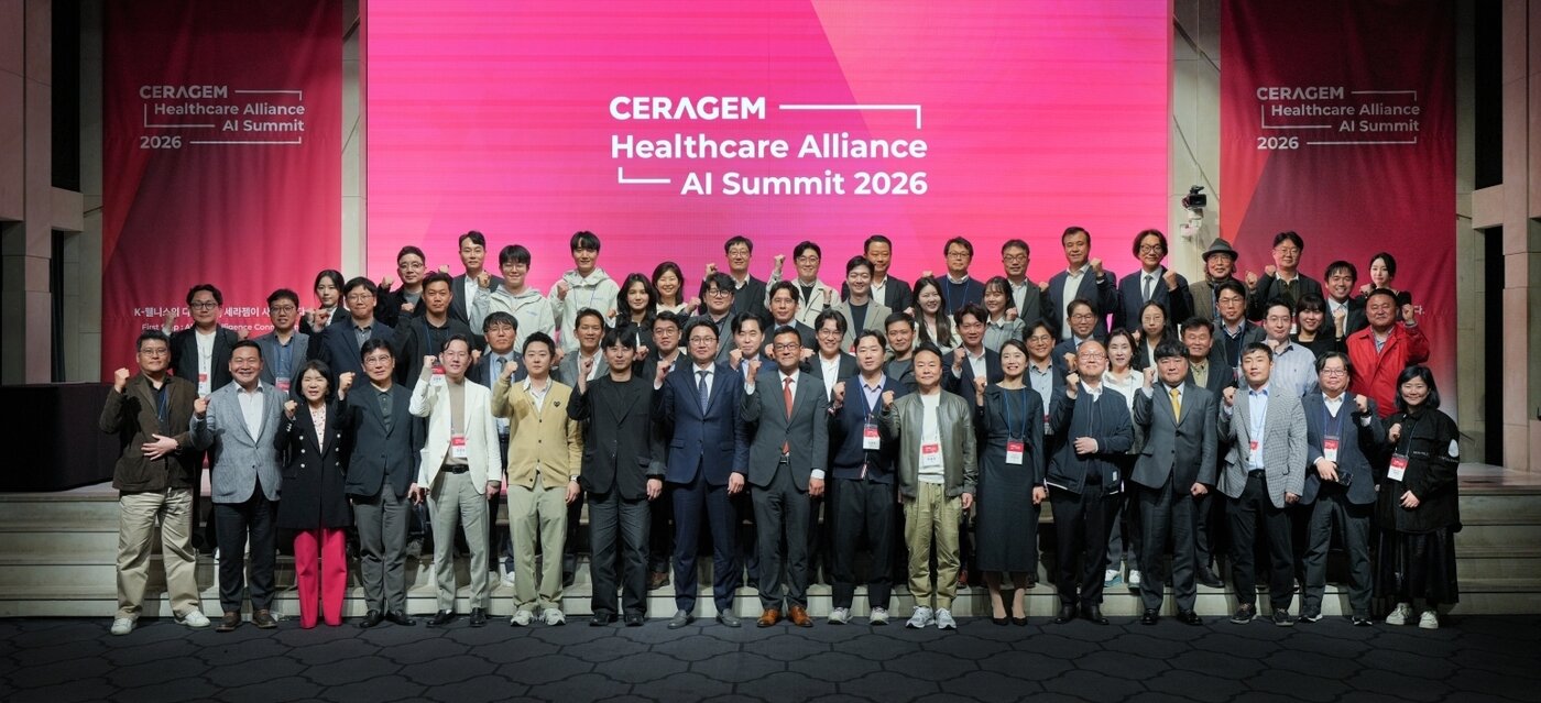 본문 이미지 - 세라젬 헬스케어 얼라이언스 AI 서밋 참가자들이 기념 사진을 찍고 있다.(세라젬 제공)