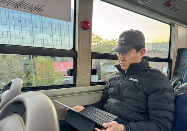 비 오는 날 아침 472번 버스 탄 시장님…"고유가 시대, 에너지 절감"