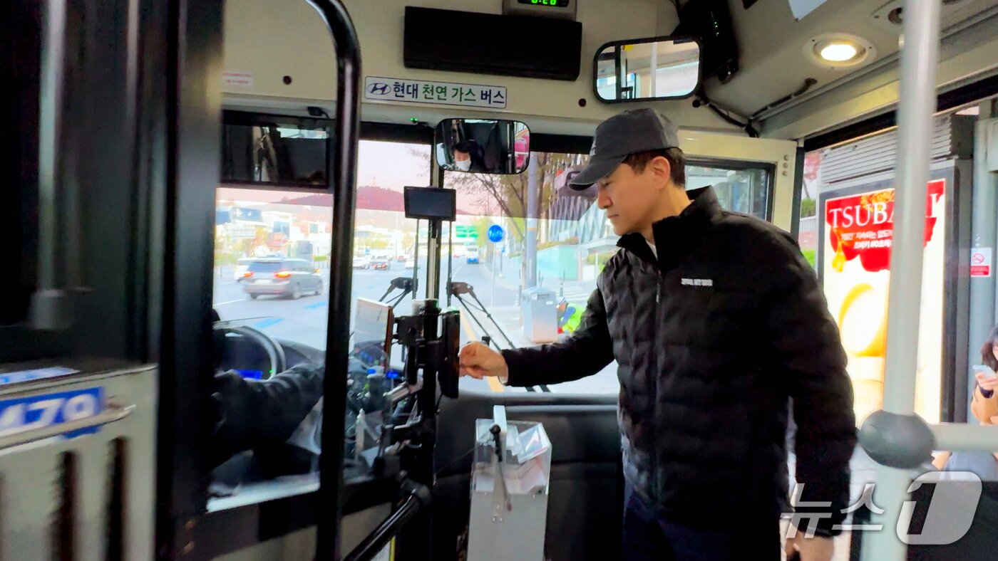 본문 이미지 - 오세훈 서울시장이 출근길 472번 버스에 올라타 버스카드를 찍고 있다.