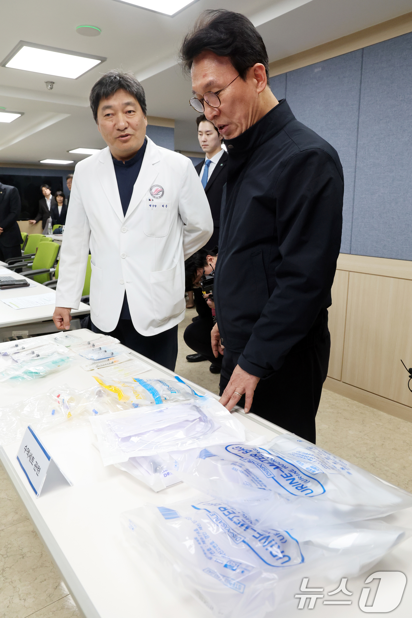 (서울=뉴스1) 황기선 기자 = 김민석 국무총리가 10일 오후 서울 영등포구 한림대학교 한강성심병원에서 열린 '의료필수품 관련 현장 애로 점검 합동간담회'에서 의료필수품을 살펴보고 …