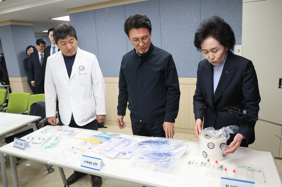 김총리 "의료필수품 수급 현황 정확히 파악…현장 애로 청취"