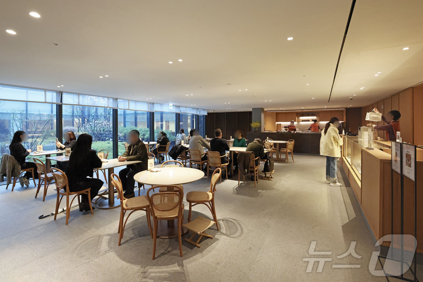 (서울=뉴스1) = 신세계백화점이 하우스오브신세계 디저트살롱에서 한국 차와 재철 식재료를 기반으로 한 차회와 미식회를 새롭게 선보인다고 12일 밝혔다. 사진은 신세계백화점 본점 더 …