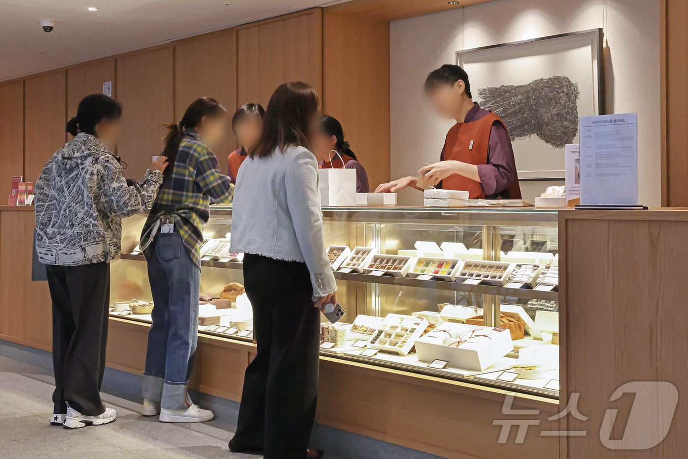 (서울=뉴스1) = 신세계백화점이 하우스오브신세계 디저트살롱에서 한국 차와 재철 식재료를 기반으로 한 차회와 미식회를 새롭게 선보인다고 12일 밝혔다. 사진은 신세계백화점 본점 더 …