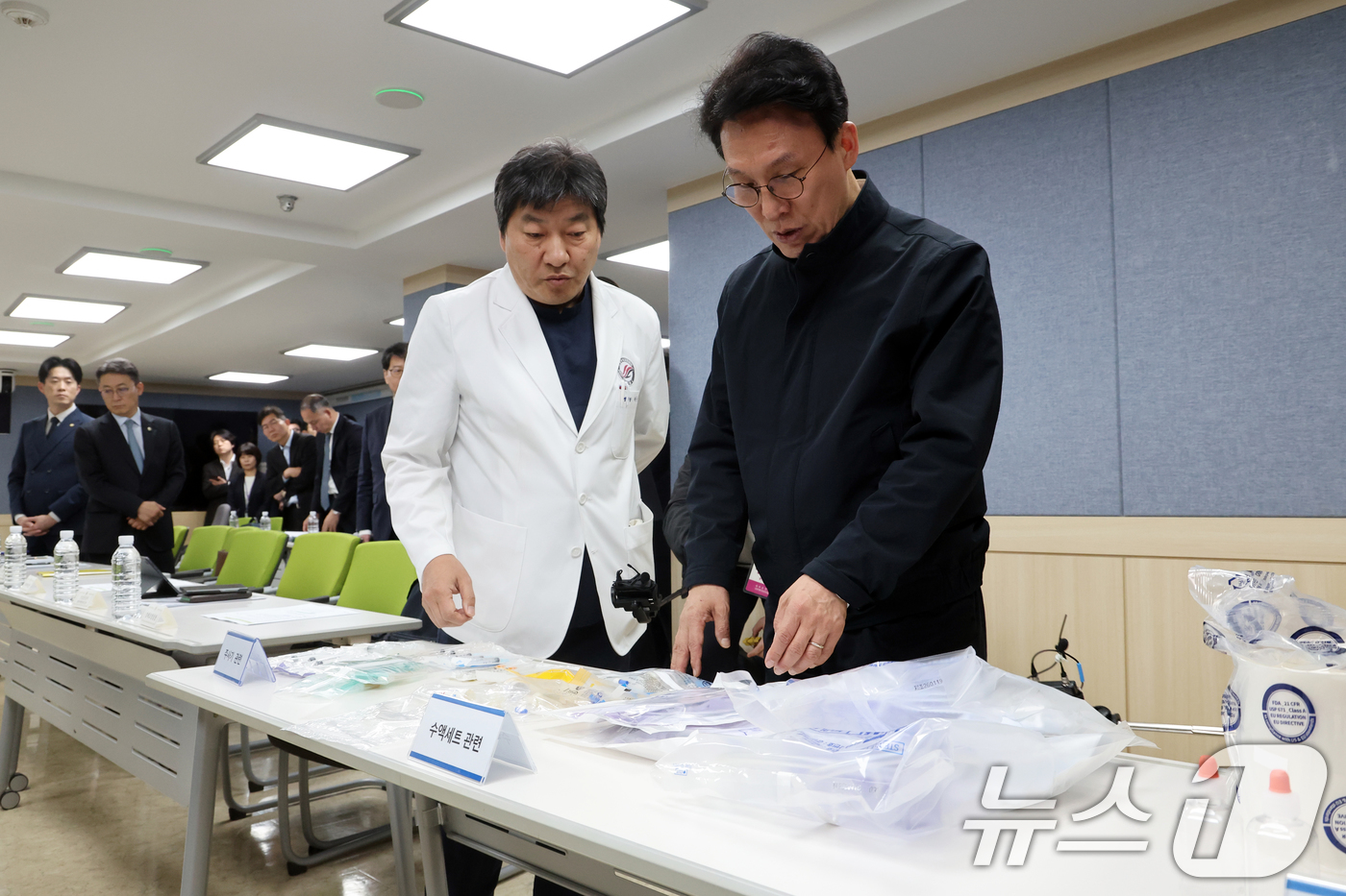 (서울=뉴스1) 황기선 기자 = 김민석 국무총리가 10일 오후 서울 영등포구 한림대학교 한강성심병원에서 열린 '의료필수품 관련 현장 애로 점검 합동간담회'에서 의료필수품을 살펴보고 …