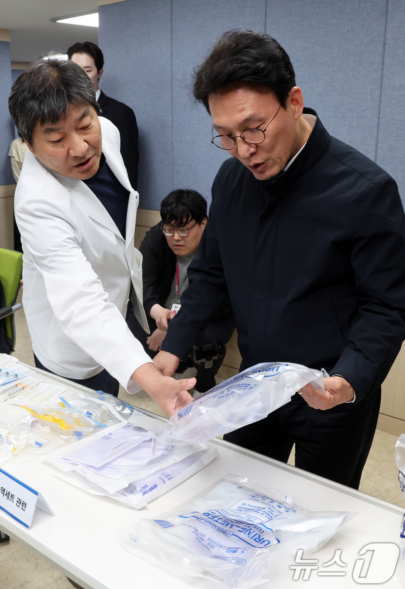 (서울=뉴스1) 황기선 기자 = 김민석 국무총리가 10일 오후 서울 영등포구 한림대학교 한강성심병원에서 열린 '의료필수품 관련 현장 애로 점검 합동간담회'에서 의료필수품을 살펴보고 …