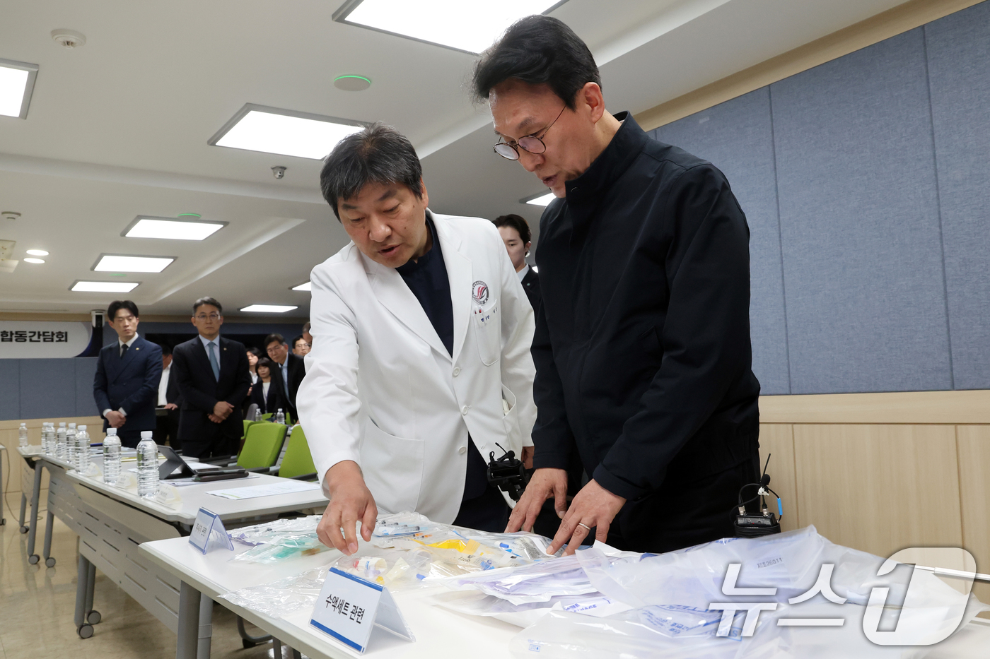 (서울=뉴스1) 황기선 기자 = 김민석 국무총리가 10일 오후 서울 영등포구 한림대학교 한강성심병원에서 열린 '의료필수품 관련 현장 애로 점검 합동간담회'에서 의료필수품을 살펴보고 …