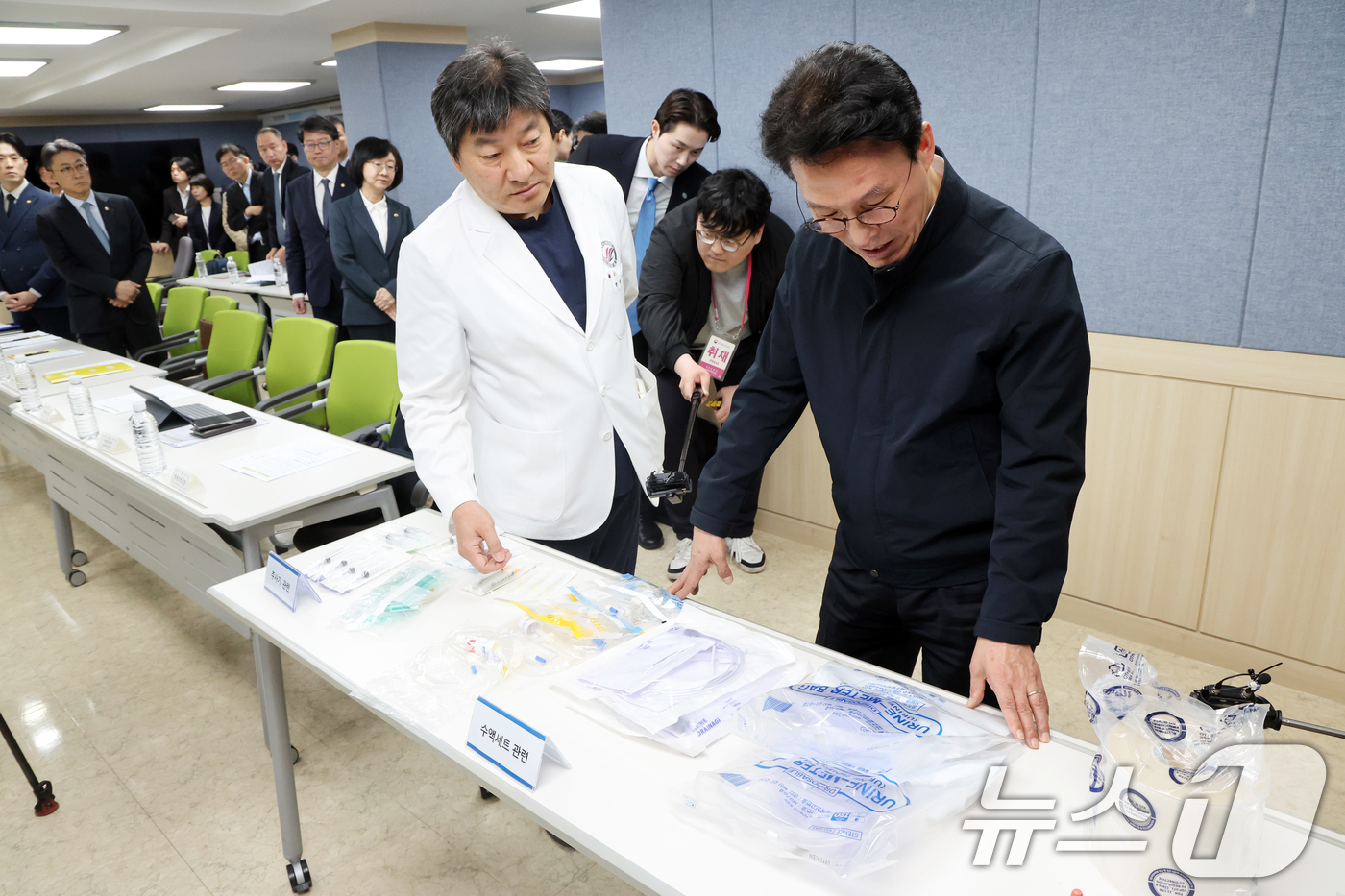 (서울=뉴스1) 황기선 기자 = 김민석 국무총리가 10일 오후 서울 영등포구 한림대학교 한강성심병원에서 열린 '의료필수품 관련 현장 애로 점검 합동간담회'에서 의료필수품을 살펴보고 …