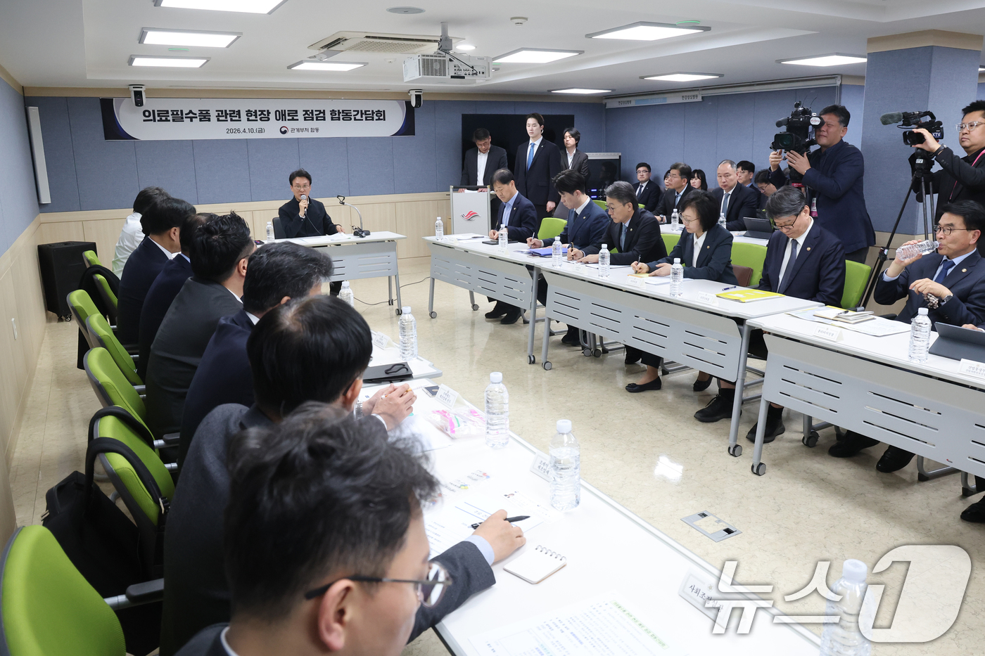 (서울=뉴스1) 황기선 기자 = 김민석 국무총리가 10일 오후 서울 영등포구 한림대학교 한강성심병원에서 열린 '의료필수품 관련 현장 애로 점검 합동간담회'에서 모두발언을 하고 있다 …