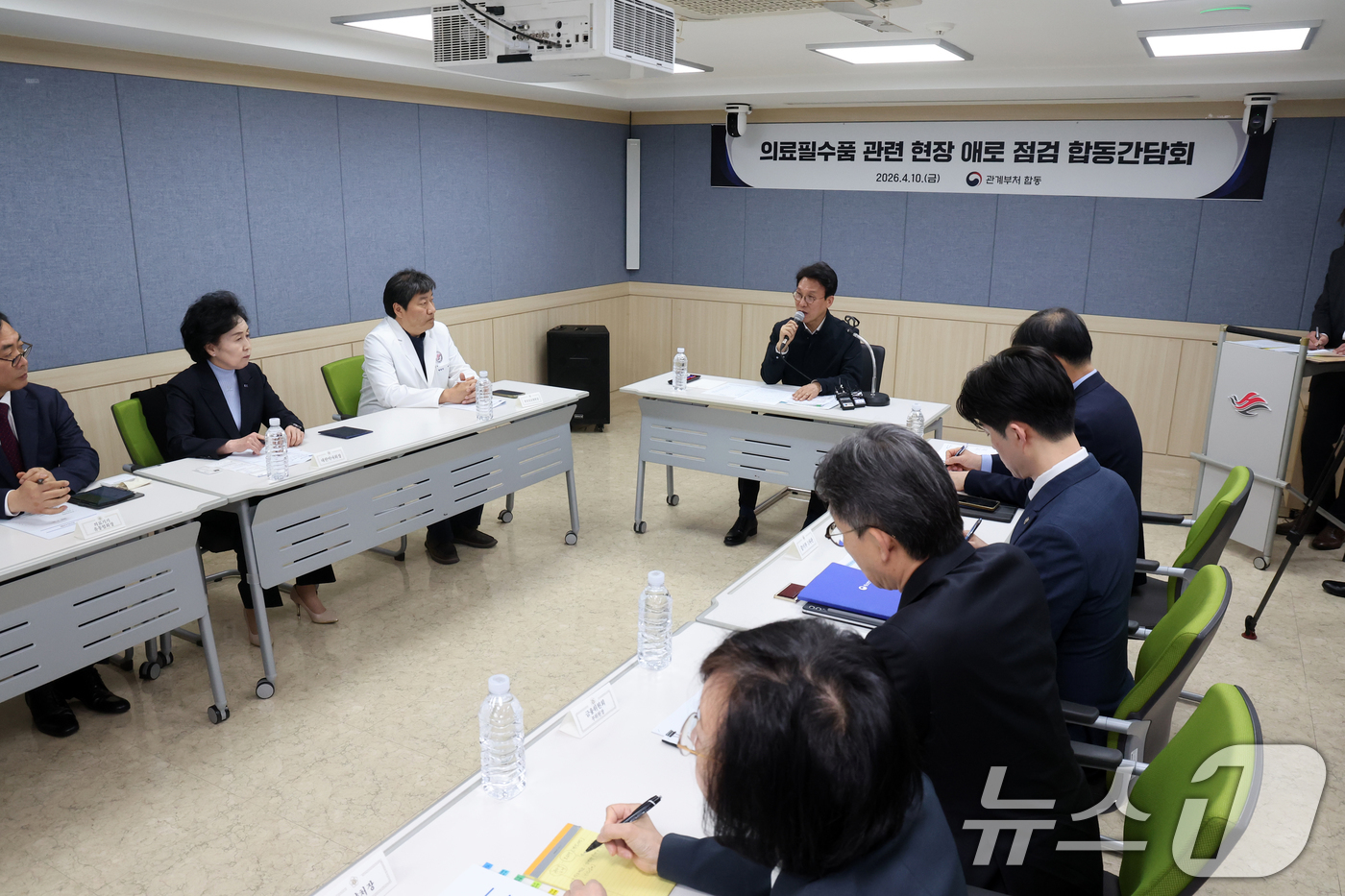 (서울=뉴스1) 황기선 기자 = 김민석 국무총리가 10일 오후 서울 영등포구 한림대학교 한강성심병원에서 열린 '의료필수품 관련 현장 애로 점검 합동간담회'에서 모두발언을 하고 있다 …