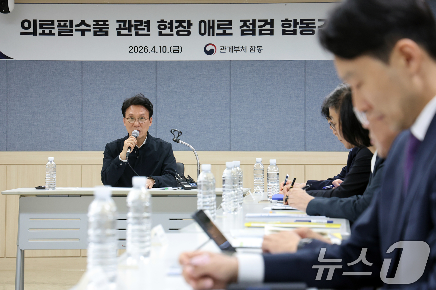 (서울=뉴스1) 황기선 기자 = 김민석 국무총리가 10일 오후 서울 영등포구 한림대학교 한강성심병원에서 열린 '의료필수품 관련 현장 애로 점검 합동간담회'에서 모두발언을 하고 있다 …