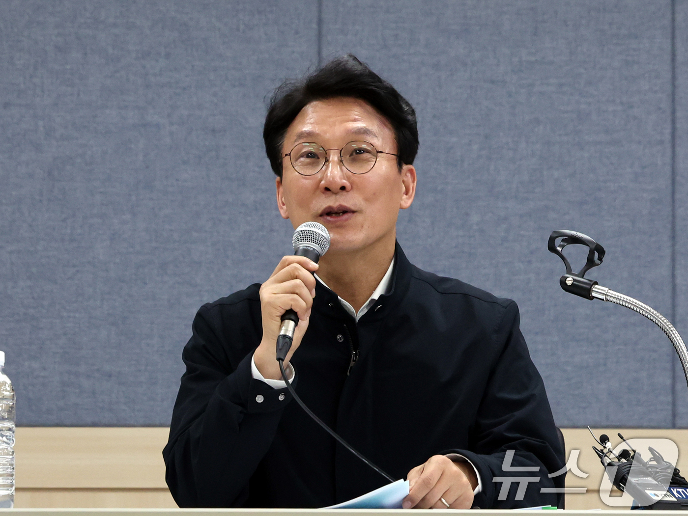 (서울=뉴스1) 황기선 기자 = 김민석 국무총리가 10일 오후 서울 영등포구 한림대학교 한강성심병원에서 열린 '의료필수품 관련 현장 애로 점검 합동간담회'에서 모두발언을 하고 있다 …