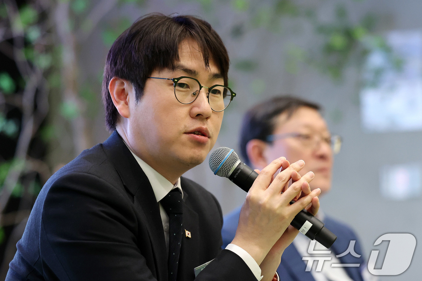 (서울=뉴스1) 박지혜 기자 = 하정우 AI미래기획수석이 10일 서울 강남구 역삼동 GS타워에서 열린 AI 혁신위원회 3차 회의에서 모두 발언을 하고 있다. 2026.4.10/뉴스 …