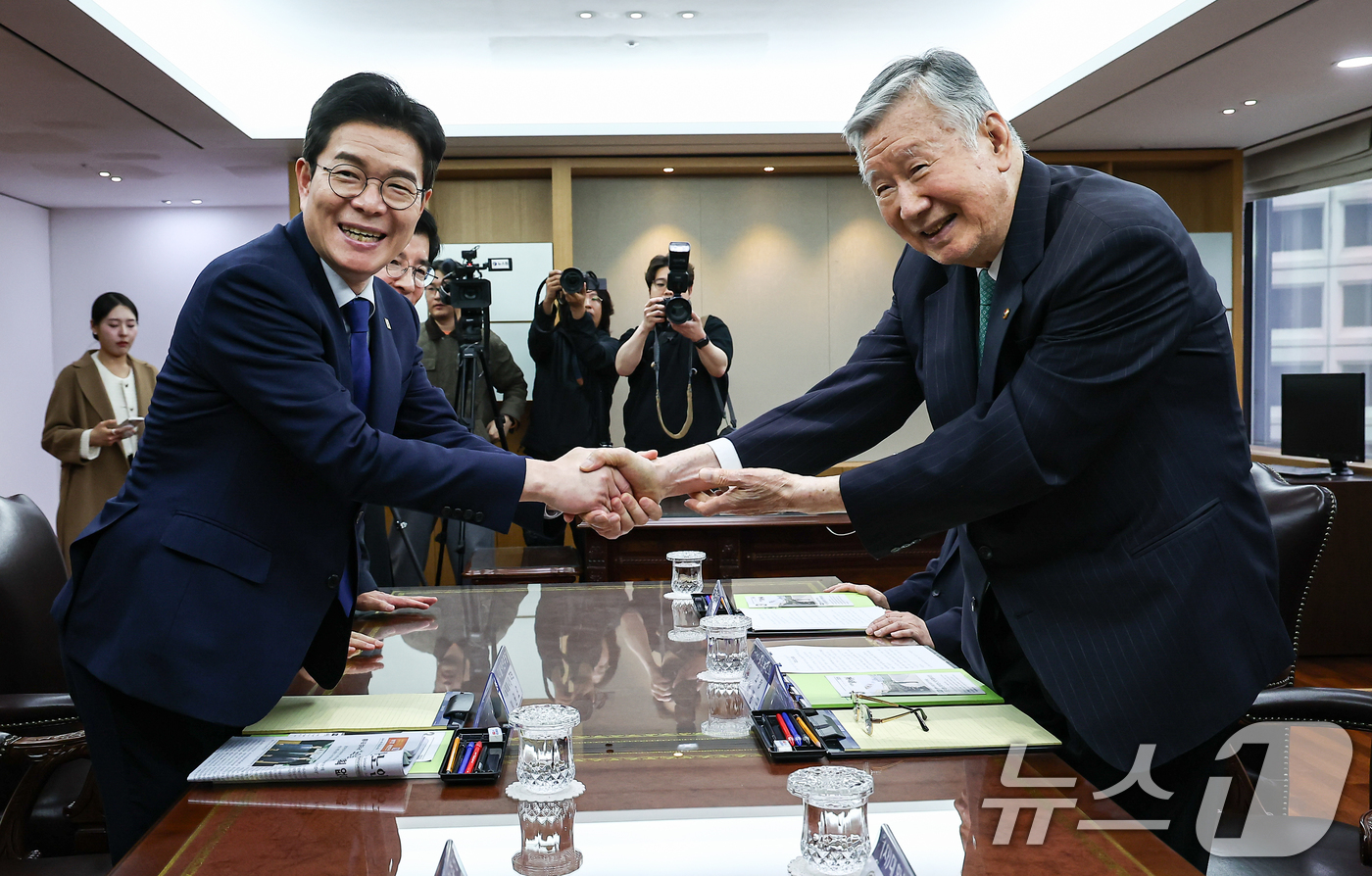 (서울=뉴스1) 김도우 기자 = 정원오 더불어민주당 서울시장 후보가 10일 서울 중구 대한노인회를 찾아 이중근 대한노인회 회장을 예방하고 있다. 2026.4.10/뉴스1