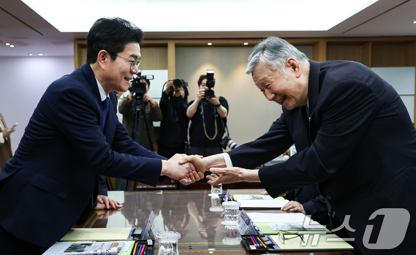 (서울=뉴스1) 김도우 기자 = 정원오 더불어민주당 서울시장 후보가 10일 서울 중구 대한노인회를 찾아 이중근 대한노인회 회장을 예방하고 있다. 2026.4.10/뉴스1