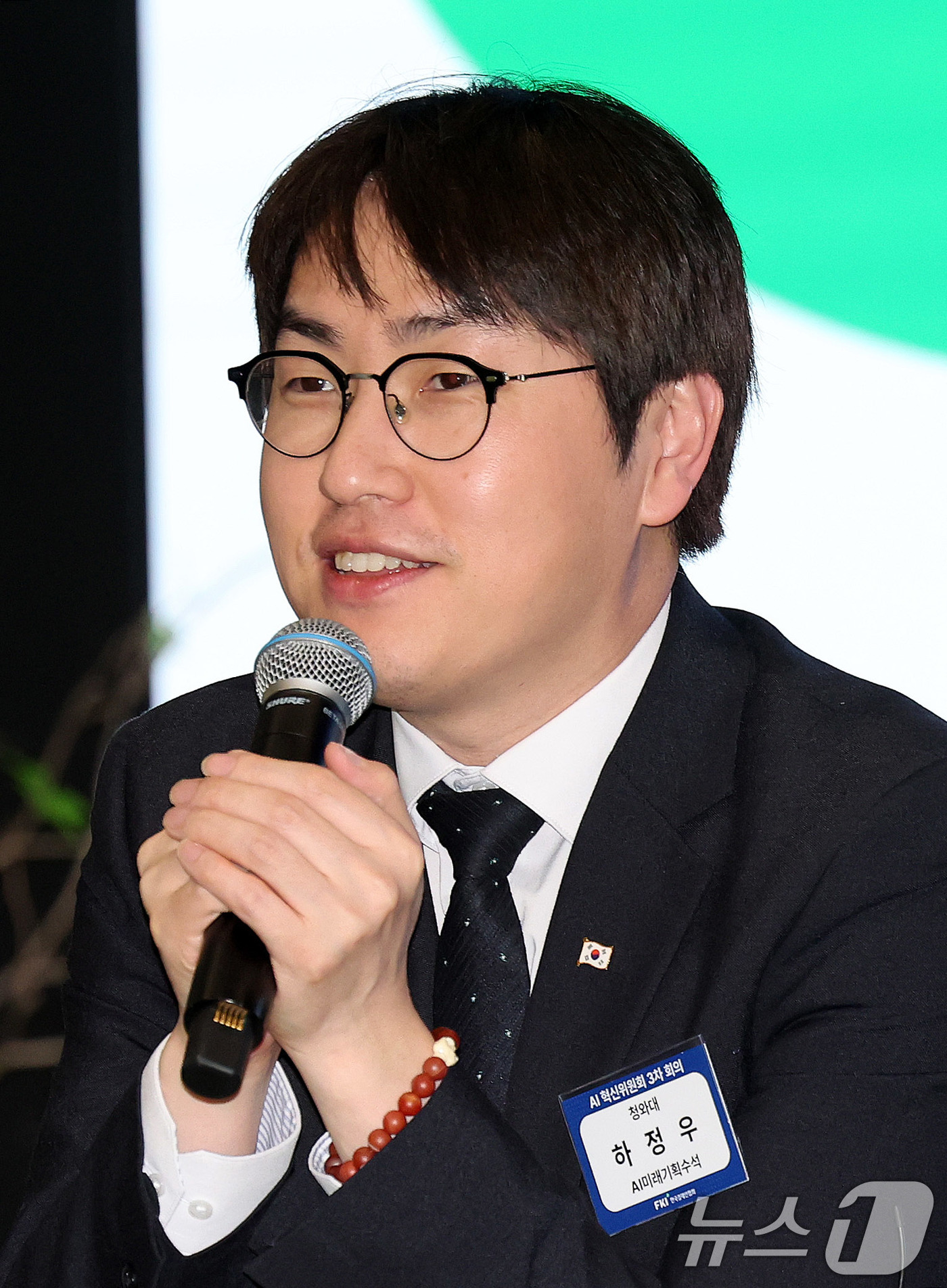 (서울=뉴스1) 박지혜 기자 = 하정우 AI미래기획수석이 10일 서울 강남구 역삼동 GS타워에서 열린 AI 혁신위원회 3차 회의에서 모두 발언을 하고 있다. 2026.4.10/뉴스 …