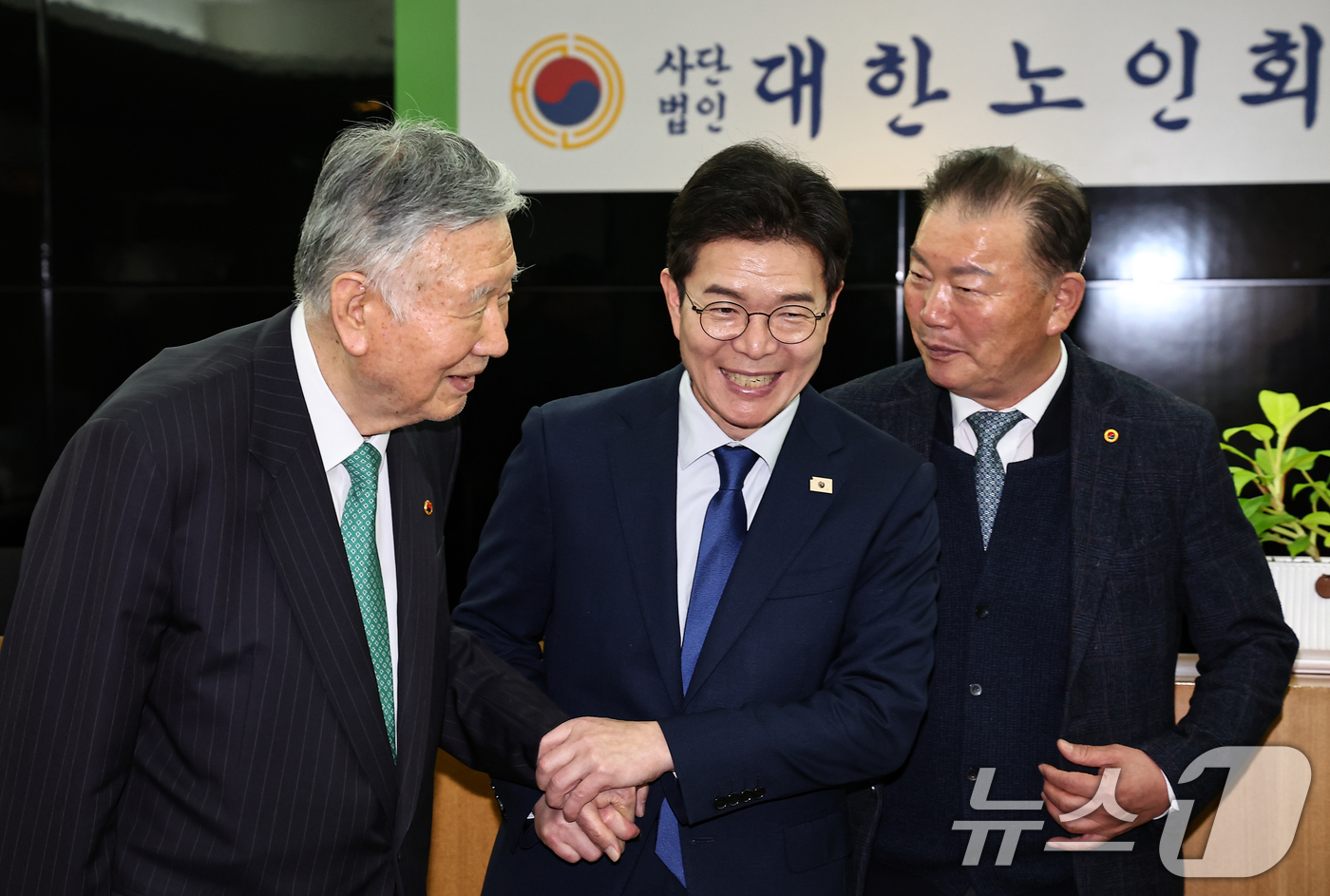 (서울=뉴스1) 김도우 기자 = 정원오 더불어민주당 서울시장 후보가 10일 서울 중구 대한노인회를 찾아 이중근 대한노인회 회장을 예방하고 있다. 2026.4.10/뉴스1