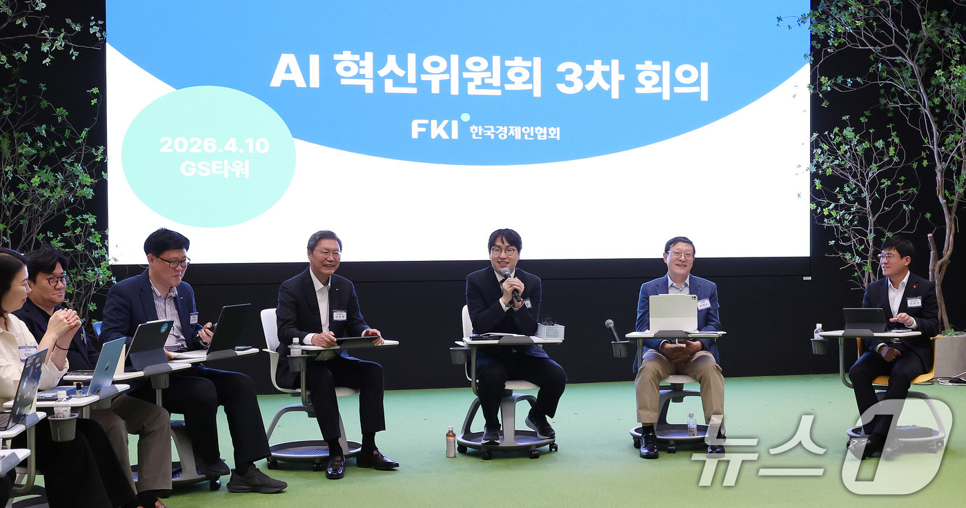 (서울=뉴스1) 박지혜 기자 = 하정우 AI미래기획수석이 10일 서울 강남구 역삼동 GS타워에서 열린 AI 혁신위원회 3차 회의에서 모두 발언을 하고 있다. 2026.4.10/뉴스 …