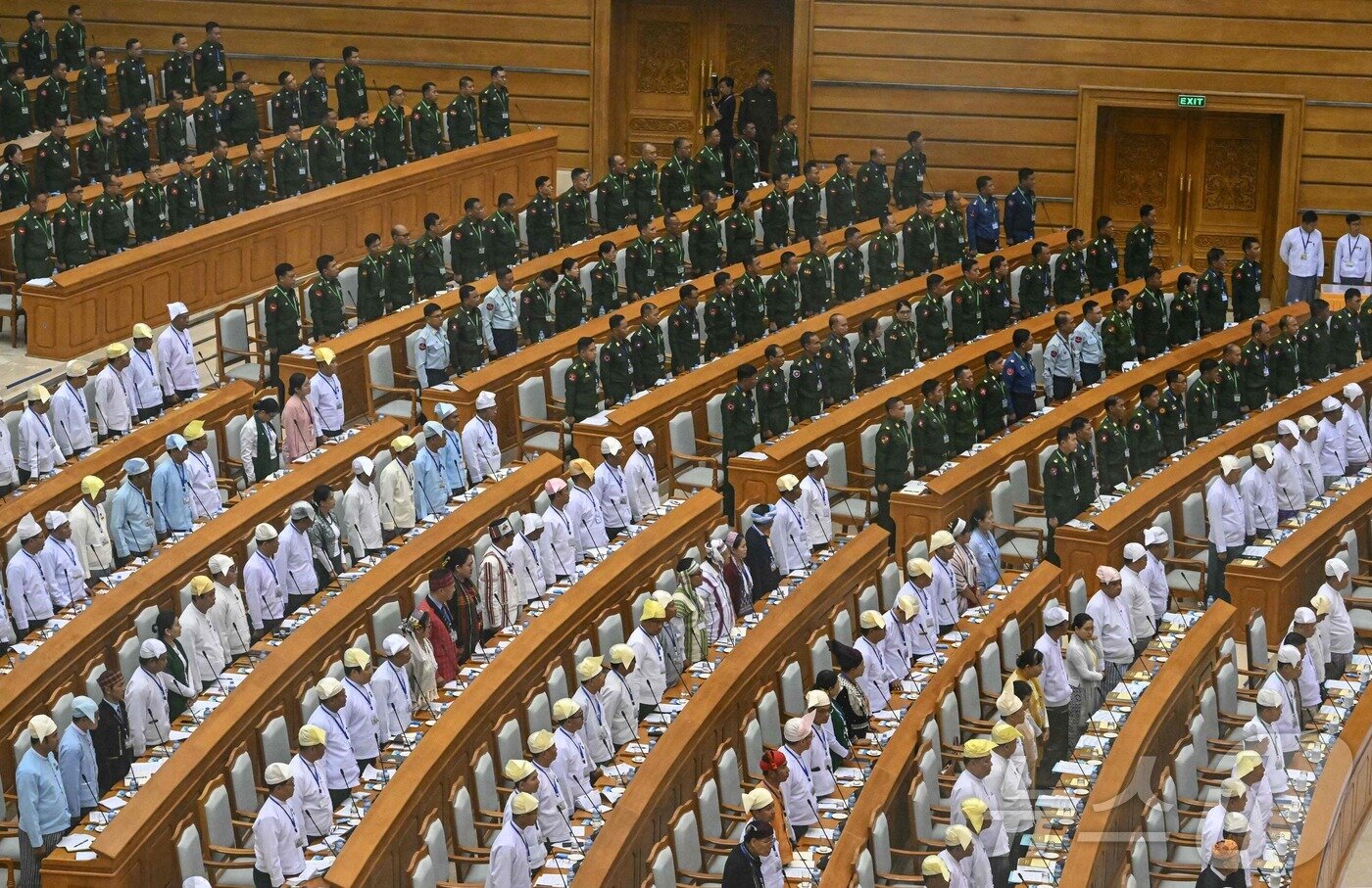 본문 이미지 - 10일(현지시간) 미얀마 국회의원들이 네피도에서 열린 피다웅수 흘루타우(연방 의회) 회의에 참석하고 있다. 미얀마 의회에서는 상·하원 의석의 25%에 군부 인사가 임명된다. 2026.04.10. ⓒ AFP=뉴스1