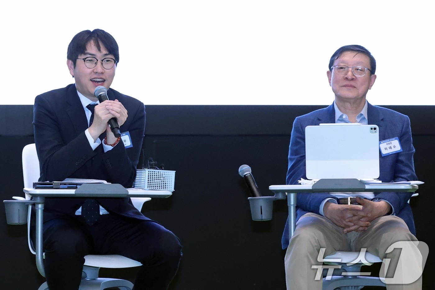 (서울=뉴스1) 조연우 인턴기자 = 10일 오후 서울 강남구 GS타워에서 진행된 'AI 혁신위원회 3차 회의'에서 허태수 GS그룹 회장이 하정우 청와대 AI미래기획수석의 모두발언을 …