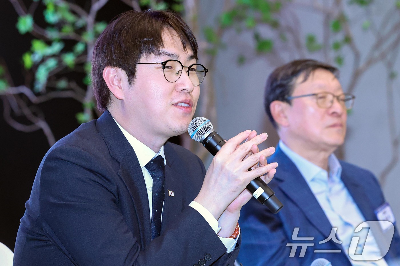 (서울=뉴스1) 조연우 인턴기자 = 하정우 청와대 AI미래기획수석이 10일 오후 서울 강남구 GS타워에서 진행된 'AI 혁신위원회 3차 회의'에서 모두 발언하고 있다. 이날 회의에 …