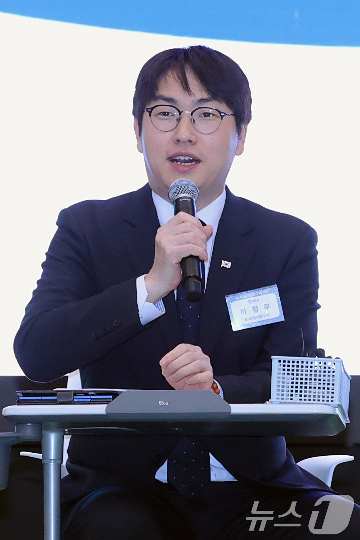 (서울=뉴스1) 조연우 인턴기자 = 하정우 청와대 AI미래기획수석이 10일 오후 서울 강남구 GS타워에서 진행된 'AI 혁신위원회 3차 회의'에서 모두 발언하고 있다. 이날 회의에 …