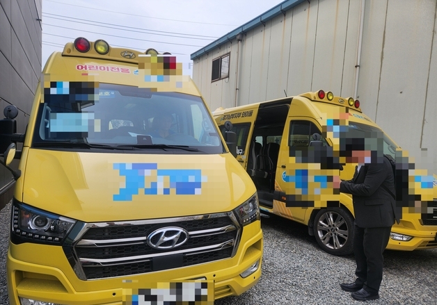 "생존수영 배우려다 사고 날라"…초등 수업에 '전세버스·성인 수영장' 논란