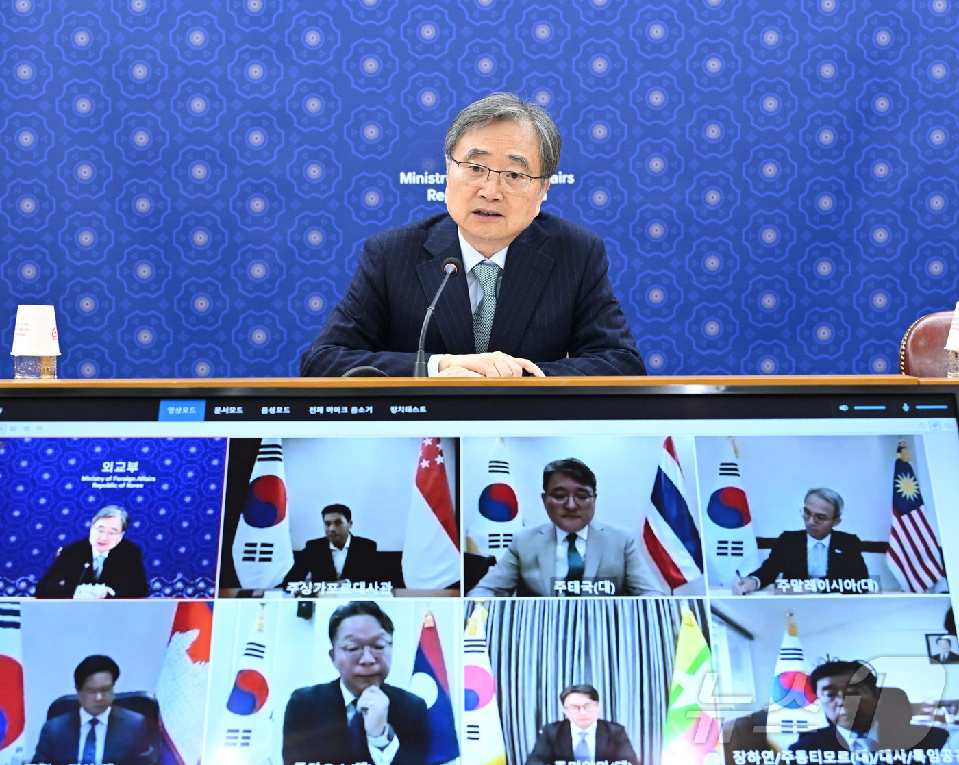 (서울=뉴스1) = 조현 외교부 장관이 10일 화상으로 진행된 중동전쟁 비상경제 대응 점검을 위한 아세안지역 화상 공관장회의를 주재하고 있다. (외교부 제공. 재판매 및 DB 금지 …