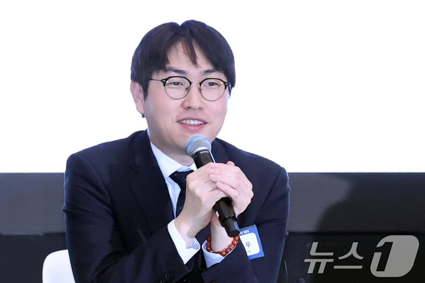 (서울=뉴스1) 조연우 인턴기자 = 하정우 청와대 AI미래기획수석이 10일 오후 서울 강남구 GS타워에서 진행된 'AI 혁신위원회 3차 회의'에서 모두 발언하고 있다. 이날 회의에 …