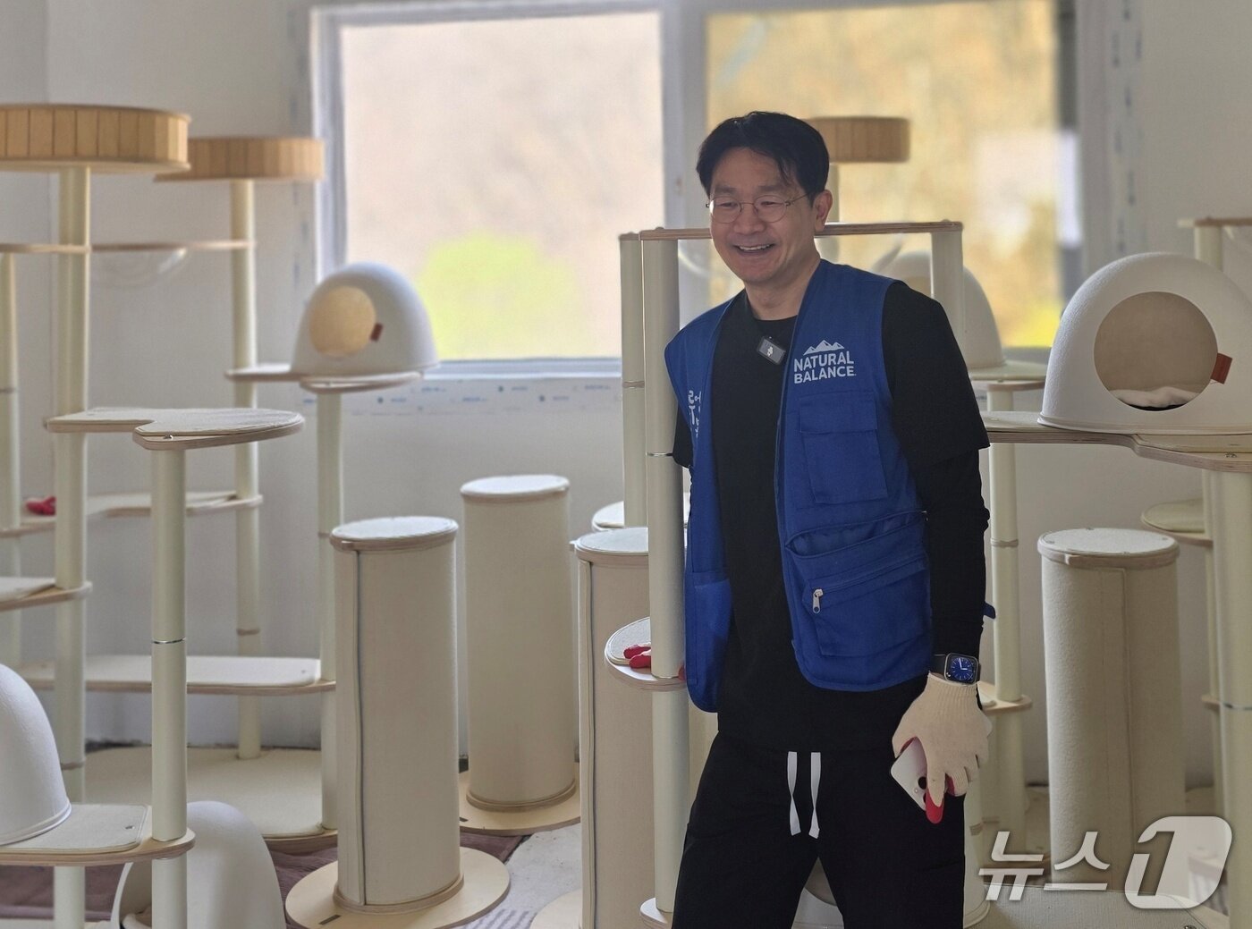 본문 이미지 - 동물보호소 봉사활동을 하고 있는 블루엔젤(내추럴발란스 제공) ⓒ 뉴스1