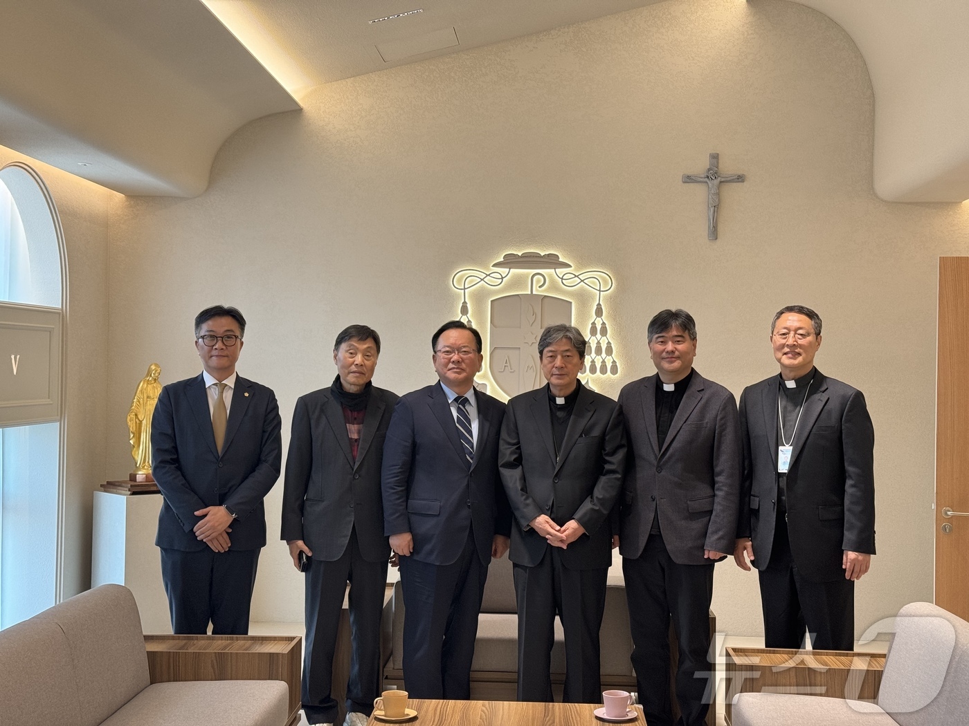 (대구=뉴스1) 남승렬 기자 = 김부겸 더불어민주당 예비후보가 10일 천주교 대구대교구를 방문해 조환길 대주교를 예방하고 있다. (김부겸 희망캠프 제공. 재판매 및 DB 금지) 2 …