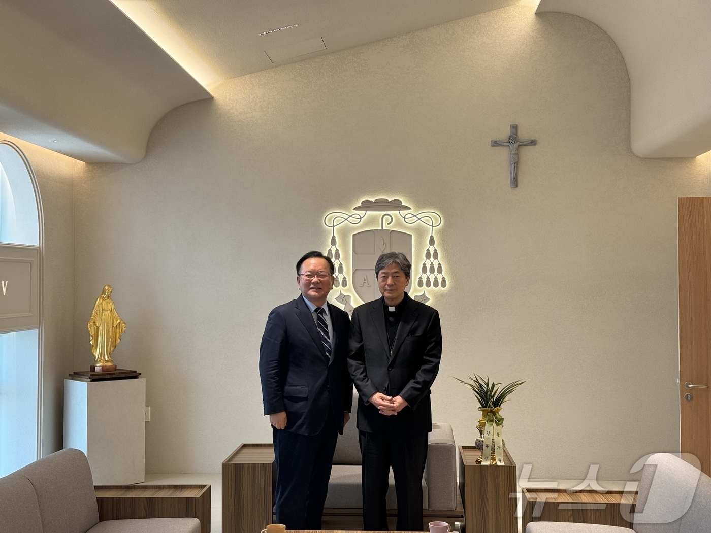 (대구=뉴스1) 남승렬 기자 = 김부겸 더불어민주당 예비후보가 10일 천주교 대구대교구를 방문해 조환길 대주교를 예방하고 있다. (김부겸 희망캠프 제공. 재판매 및 DB 금지) 2 …