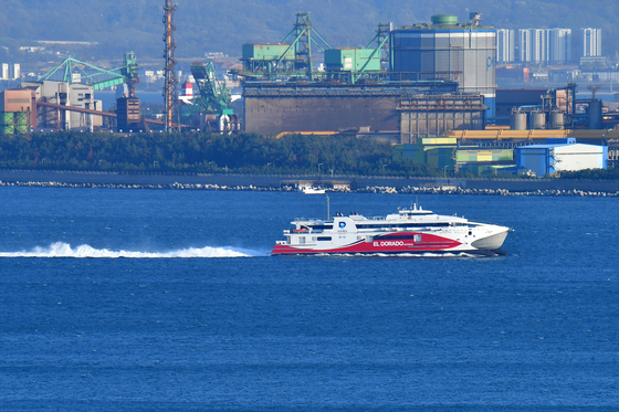 전속으로 달리는 엘도라도 익스프레스호