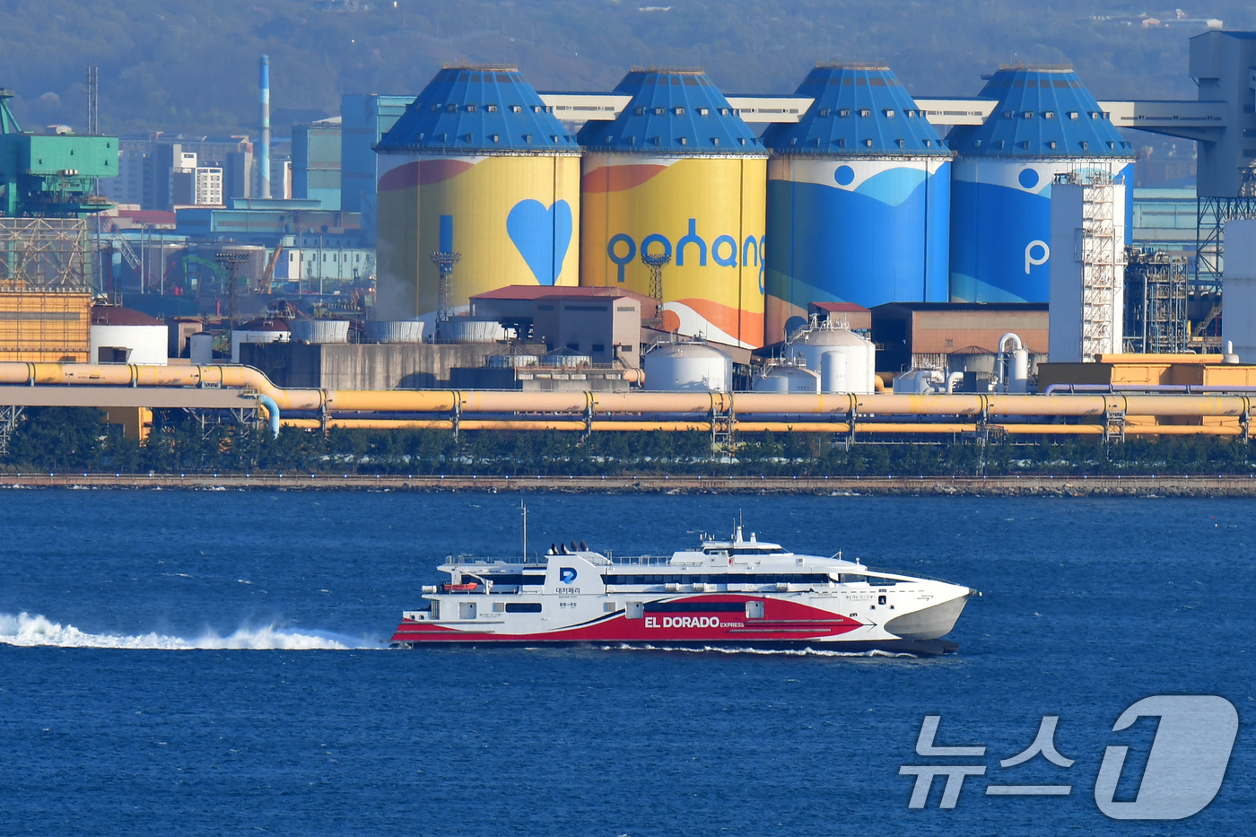 (포항=뉴스1) 최창호 기자 = 10일 오후 경북 울릉군에서 출항한 포항~울릉 정기여객선인 대저페리의 엘도라도 익스프레스호가 포항여객선터미널로 들어오고 있다.이 배는 지난해 기관 …