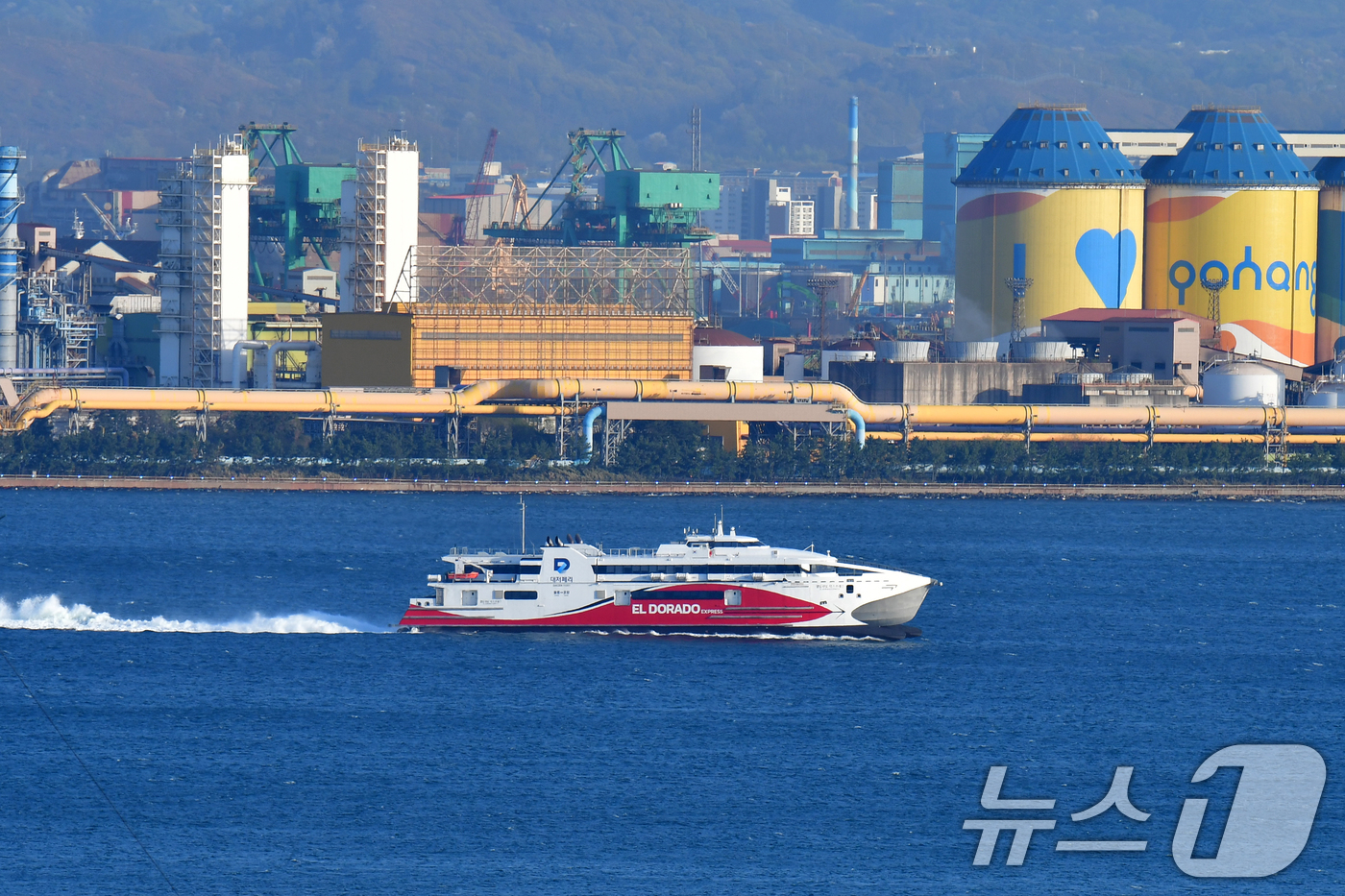 (포항=뉴스1) 최창호 기자 = 10일 오후 경북 울릉군에서 출항한 포항~울릉 정기여객선인 대저페리의 엘도라도 익스프레스호가 포항여객선터미널로 들어오고 있다.이 배는 지난해 기관 …