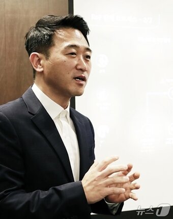 본문 이미지 - 박지성 메르세데스-벤츠 코리아 리테일 오브 더 퓨처 프로세스 총괄 부장이 9일 서울 중구 본사 인근 식당에서 열린 기자 간담회에서 발언하는 모습(벤츠 코리아 제공) 2026.4.12/뉴스1