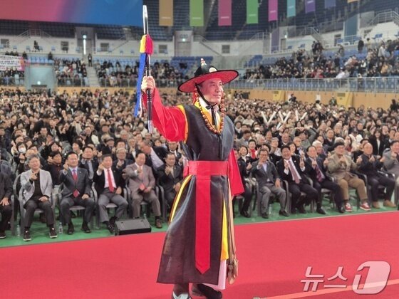 본문 이미지 - 지난 3월 28일 오후 강원 강릉아레나에서 열린 강원도정 보고회 강릉권역 행사에 강원도관찰사 복장을 한 김진태 지사가 포즈를 취해보이고 있다. 2026.3.28 ⓒ 뉴스1 윤왕근 기자