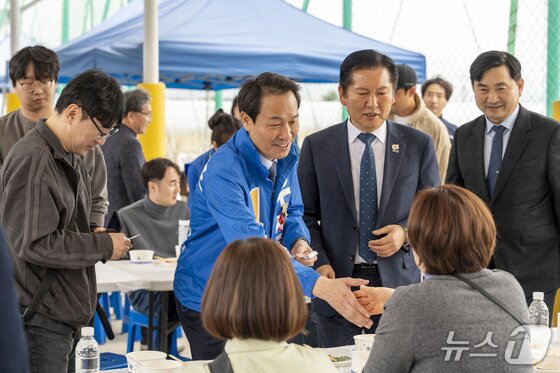 본문 이미지 - 지난 1일 철원 작은마을축제 방문한 우상호 더불어민주당 강원도지사 예비후보.(우상호 예비후보 측 제공. 재판매 및 DB금지)/뉴스1