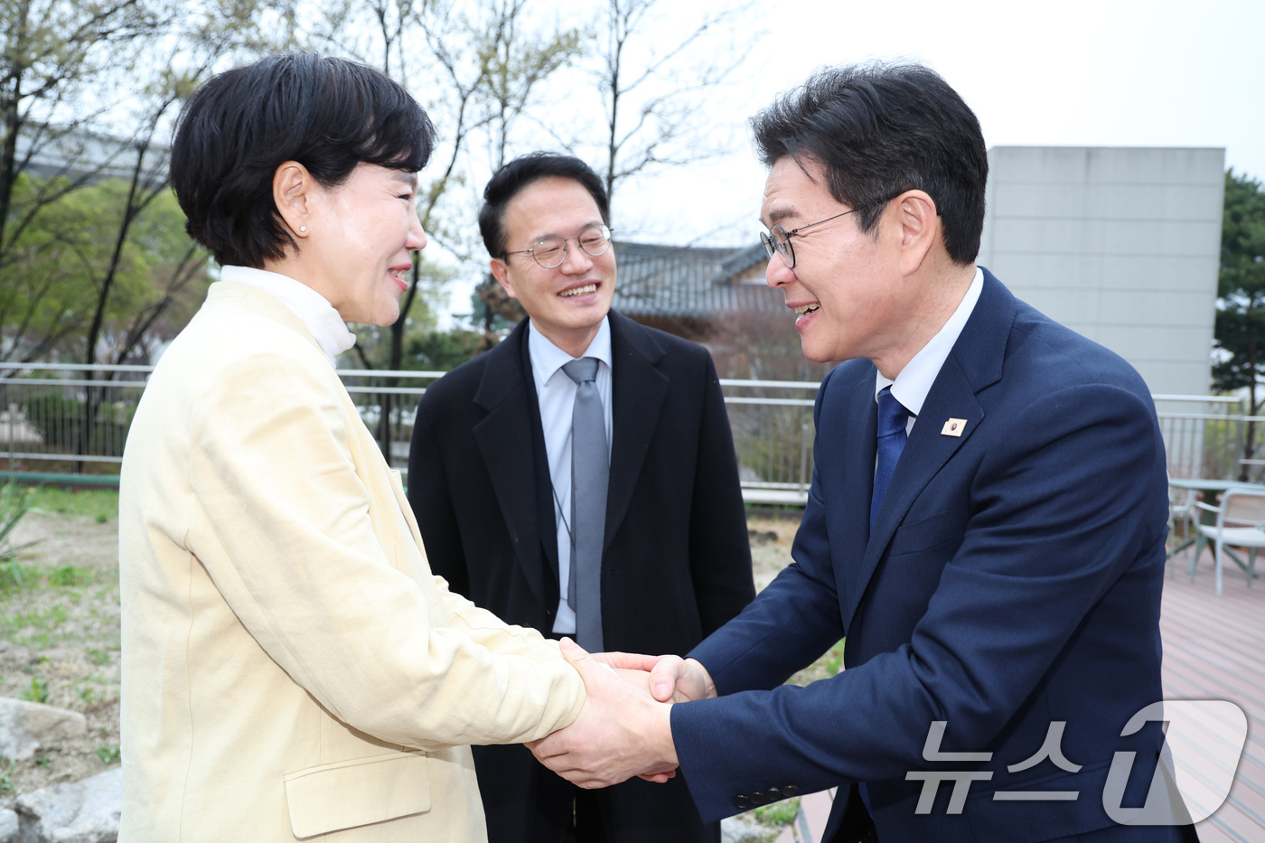 (서울=뉴스1) 신웅수 기자 = 6.3 지방선거 더불어민주당 서울시장 후보로 선출된 정원오 전 성동구청장이 10일 서울 여의도 국회 강변서재에서 함께 경쟁했던 박주민, 전현희 의원 …