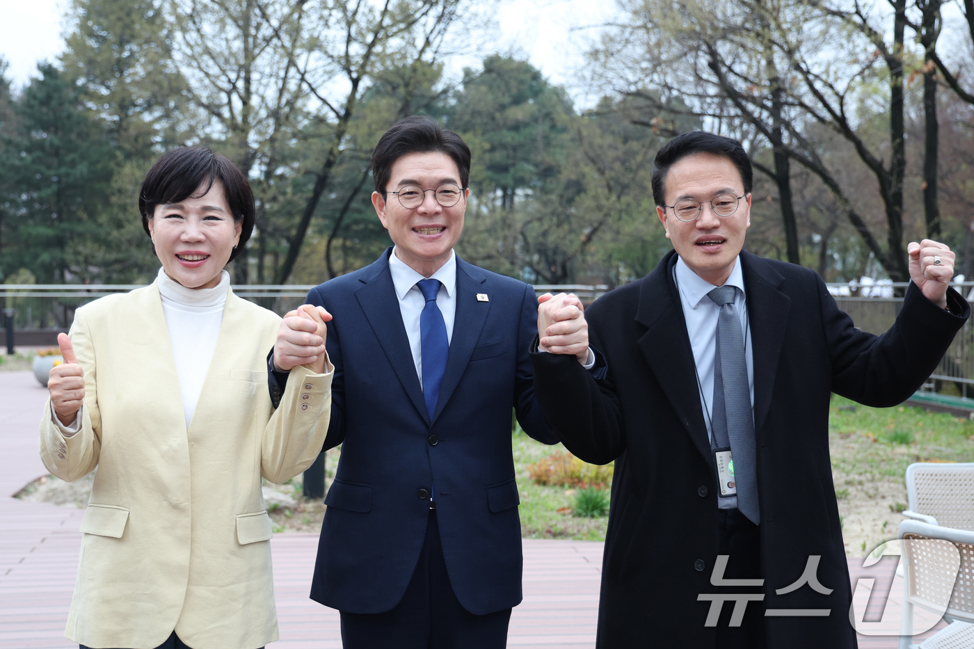 (서울=뉴스1) 신웅수 기자 = 6.3 지방선거 더불어민주당 서울시장 후보로 선출된 정원오 전 성동구청장이 10일 서울 여의도 국회 강변서재에서 함께 경쟁했던 박주민, 전현희 의원 …