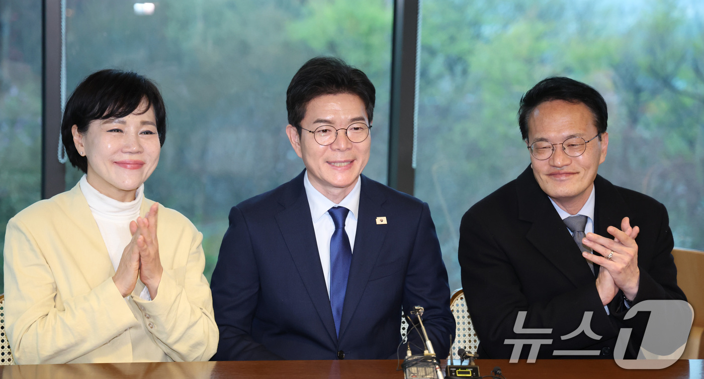 (서울=뉴스1) 신웅수 기자 = 6.3 지방선거 더불어민주당 서울시장 후보로 선출된 정원오 전 성동구청장이 10일 서울 여의도 국회 강변서재에서 함께 경쟁했던 박주민, 전현희 의원 …