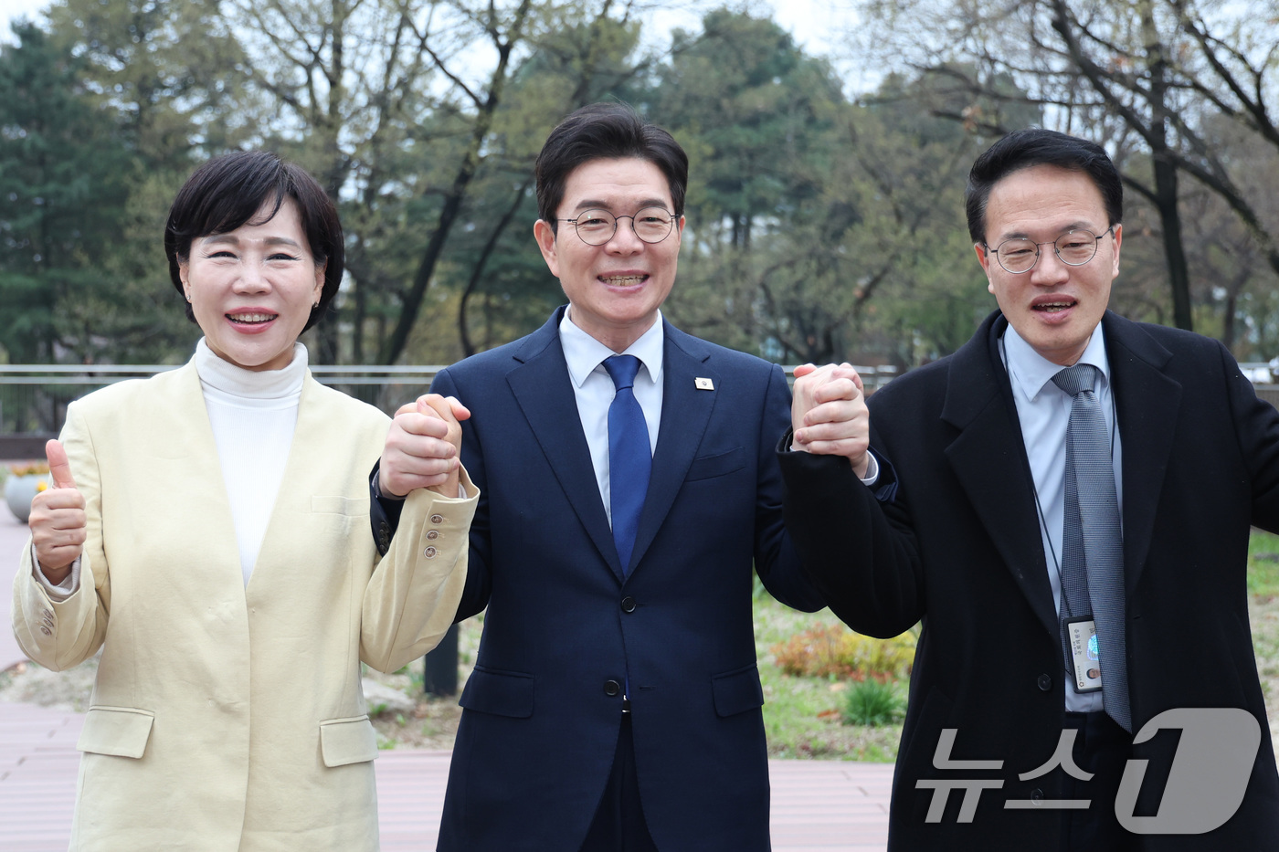 (서울=뉴스1) 신웅수 기자 = 6.3 지방선거 더불어민주당 서울시장 후보로 선출된 정원오 전 성동구청장이 10일 서울 여의도 국회 강변서재에서 함께 경쟁했던 박주민, 전현희 의원 …