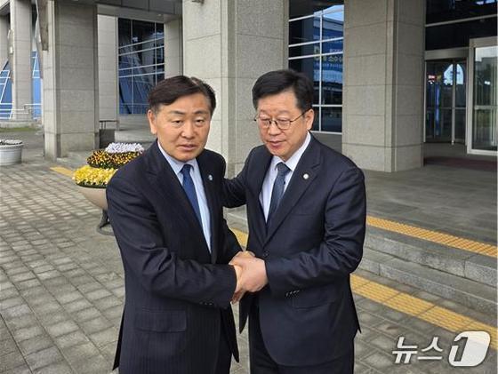 본문 이미지 -  9일 안호영  의원(오른쪽)과 김관영 지사가 전북도청사 앞에서 만나 대화하고 있다.(안호영 의원실제공. 재판매 및 DB금지)2026.4.9/뉴스1 